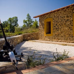 Antigua estación de la Via Verde de Ojos Negros con un cañón decorativo en el patio