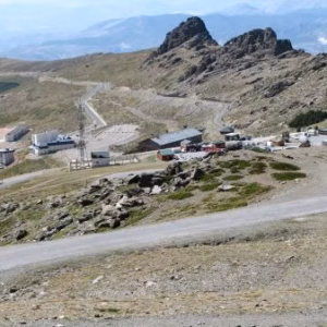 Vista de la estación de esquí y el aparcamiento del albergue universitario en Sierra Nevada