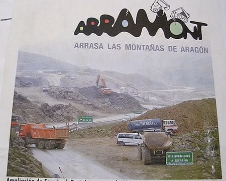 Portada de un informe sobre la ampliación de una estación de esquí, con camiones en la montaña