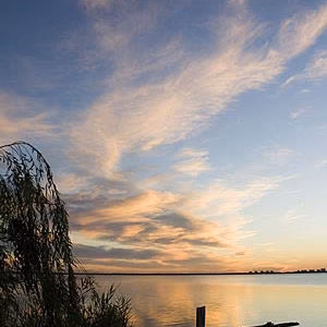 Amanecer albufera silla paisaje barca nubes