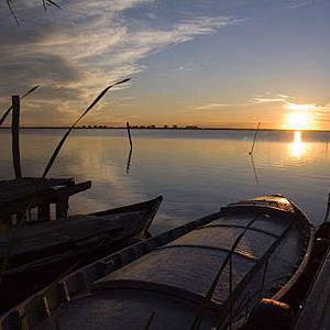 Amanecer albufera silla paisaje barca sol nubes