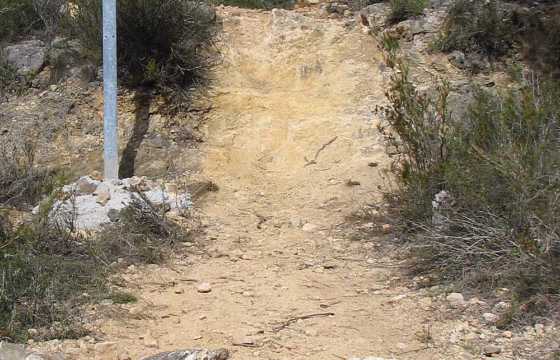 Sendero de tierra con una señal circular de paso prohibido