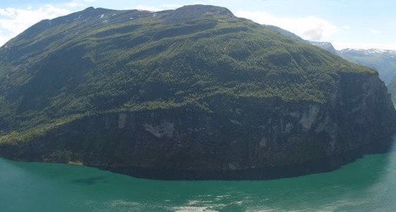 Fiordo verde entre acantilados visto desde arriba