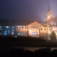Escandinavia holmenkollen hotel niebla nocturna oslo viaje