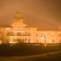 Escandinavia holmenkollen hotel niebla nocturna oslo viaje