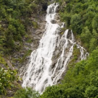 Cascada espigantosa paisaje pirineos senditos