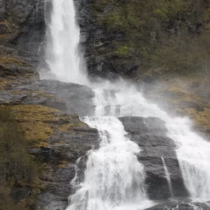 Cascada escandinavia viaje fiordo geiranger paisaje