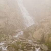 Cascada niebla pirineos senditos