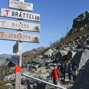 Escandinavia viaje montana preikestolen pulpito sendirismo senal