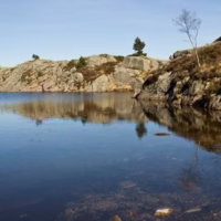 Escandinavia viaje lago montana preikestolen pulpito sendirismo