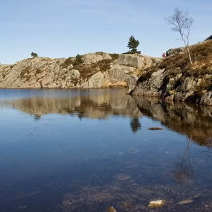 Escandinavia viaje lago montana preikestolen pulpito sendirismo