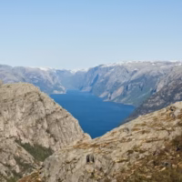 Escandinavia viaje fiordo lyse montana preikestolen pulpito sendirismo