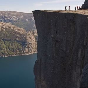 Escandinavia viaje fiordo lyse montana preikestolen pulpito sendirismo