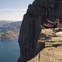 Escandinavia viaje fiordo lyse montana preikestolen pulpito sendirismo