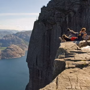 Escandinavia viaje fiordo lyse montana preikestolen pulpito sendirismo