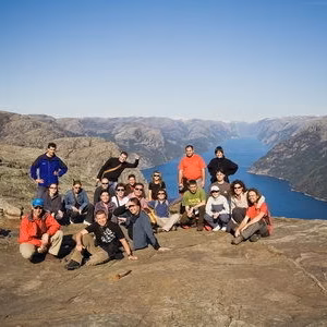 Asun escandinavia viaje fiordo lyse montana preikestolen pulpito raul retrato sendirismo