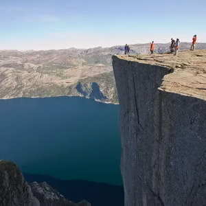 Escandinavia viaje fiordo lyse montana preikestolen pulpito sendirismo