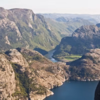 Escandinavia viaje montana preikestolen pulpito sendirismo