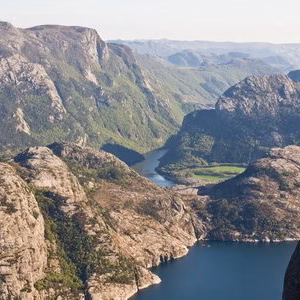 Escandinavia viaje montana preikestolen pulpito sendirismo