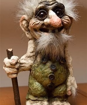Figura de madera de un trol noruego con bastón