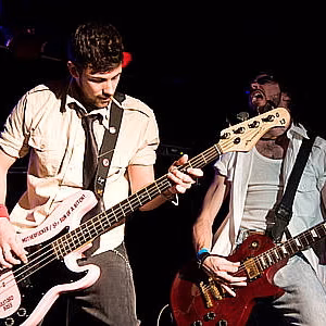 Concierto elloco mateo emergenza guitarra retrato the carminers