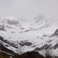 Montana nevado nieve paisaje valle pineta