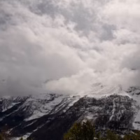 Montana nevado nieve paisaje valle pineta