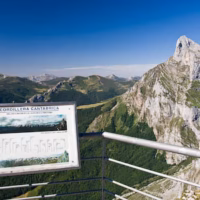 El cable fuente de montana paisaje picos de europa
