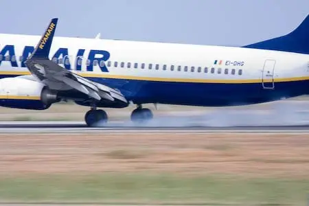 Avion aterrizando en el aeropuerto de Valencia