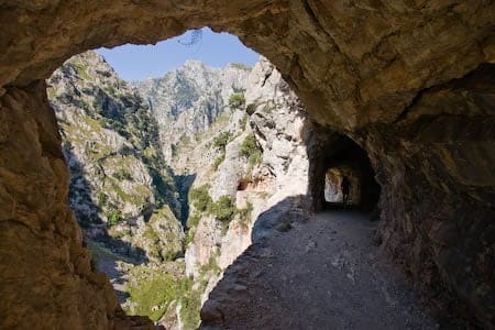 Tuneles en la ruta del cares