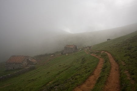 Casas junto a la senda