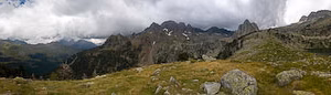 Ibon batisielles lago montana paisaje panoramica valle de estos