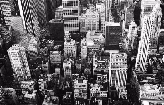 Vista aerea en blanco y negro de los rascacielos de Manhattan