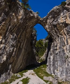 Arco natural de roca en un sendero de montaña
