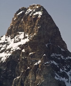 Cima rocosa y nevada de alta montaña