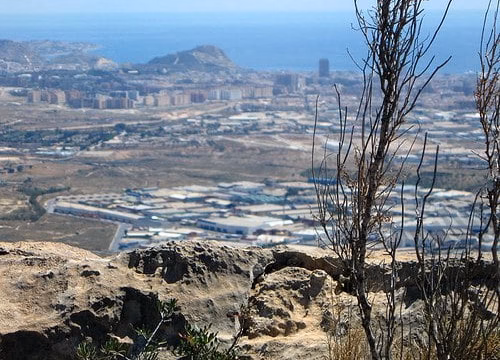 Vista aérea de una ciudad costera desde una zona rocosa