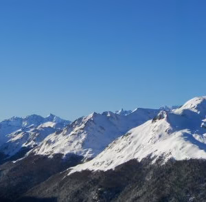 Cresta de montañas nevadas panorámica