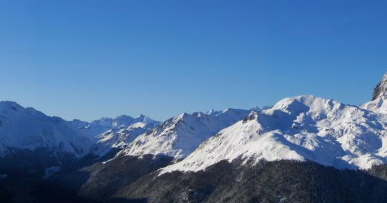 Cresta de montañas nevadas panorámica