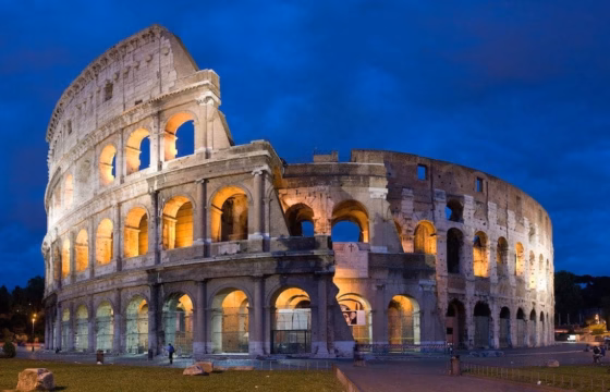 Coliseo de Roma iluminado de noche