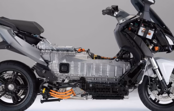 Motocicleta o scooter eléctrico en un estudio fotográfico