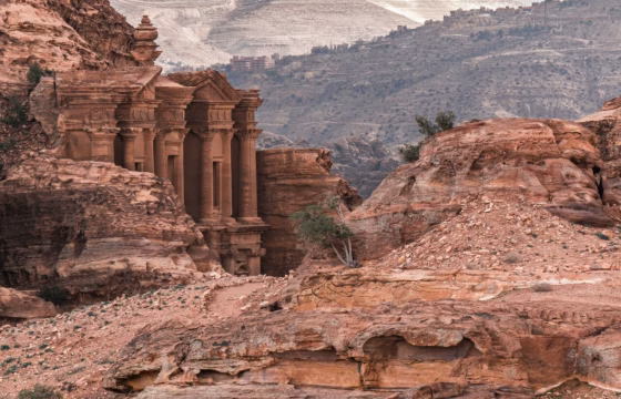 Fachada rocosa excavada de un yacimiento arqueológico tipo Petra