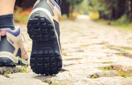 Primer plano de unas botas de senderismo en un camino