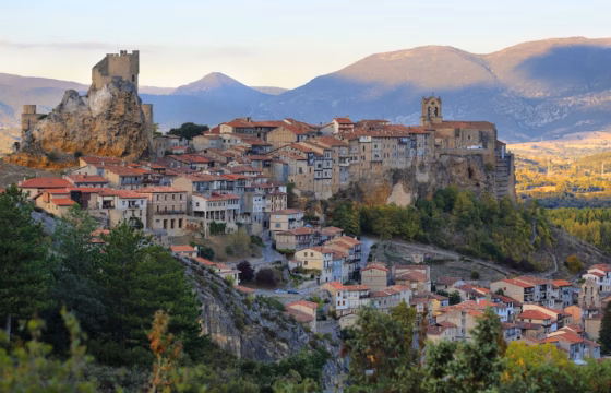 Panorámica de un pueblo medieval en lo alto de una colina