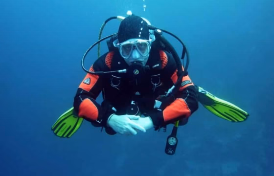 Buceador bajo el agua con equipo completo
