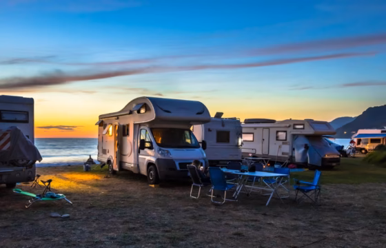 Autocaravanas aparcadas en una playa al atardecer