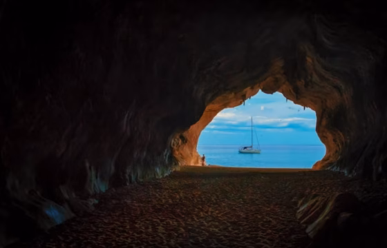 Entrada de una cueva con vistas al mar turquesa