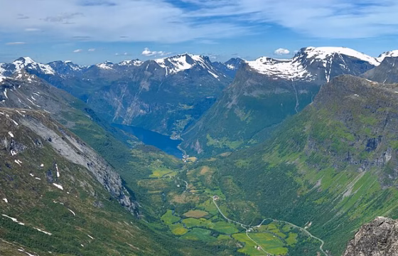 Vista panorámica de un fiordo entre montañas nevadas en Noruega