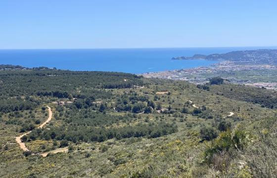 Panorámica del macizo del Montgó con el mar Mediterráneo y la costa de Dénia al fondo