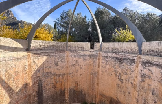 Vista de ojo de pez del interior de un pozo de nieve historico con una cubierta moderna de arcos de acero entrelazados sobre el hueco