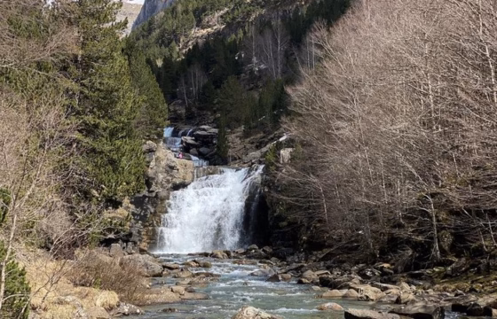 Las Gradas de Soaso, una cascada escalonada del río Arazas cayendo entre paredes de roca, vista desde arriba